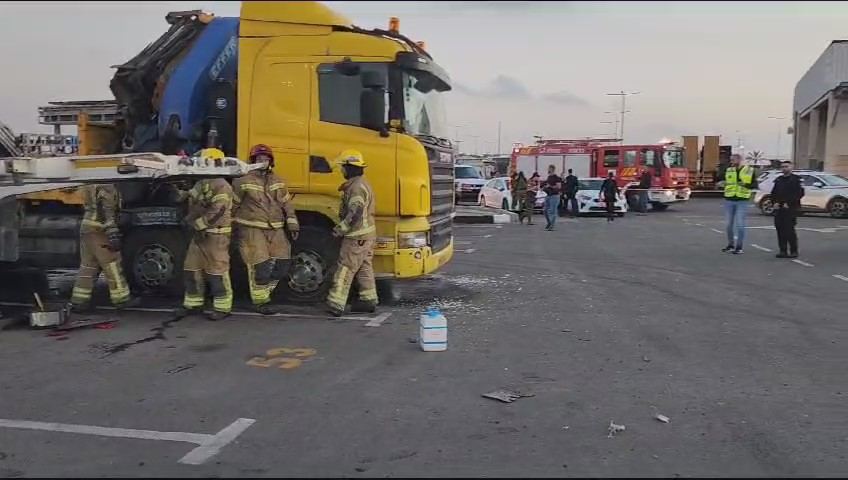 بئر السبع : سقوط قذيفه واضرار في شاحنات.
